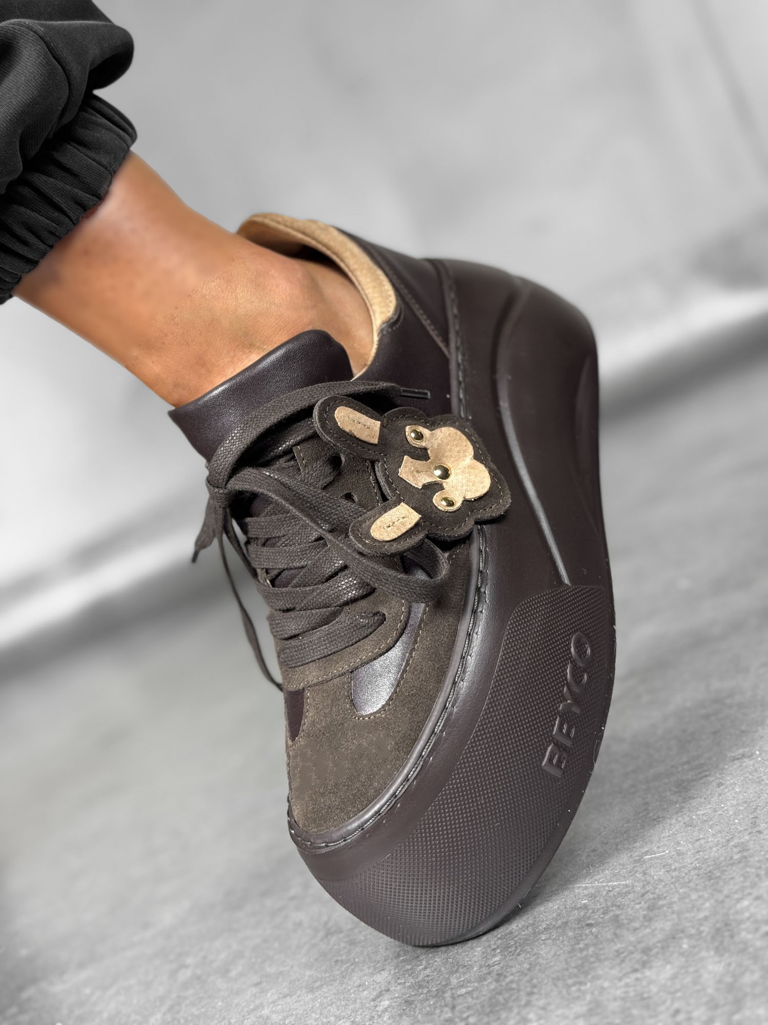 Skórzane sneakersy z buldożkiem Beyco brąz 25-42