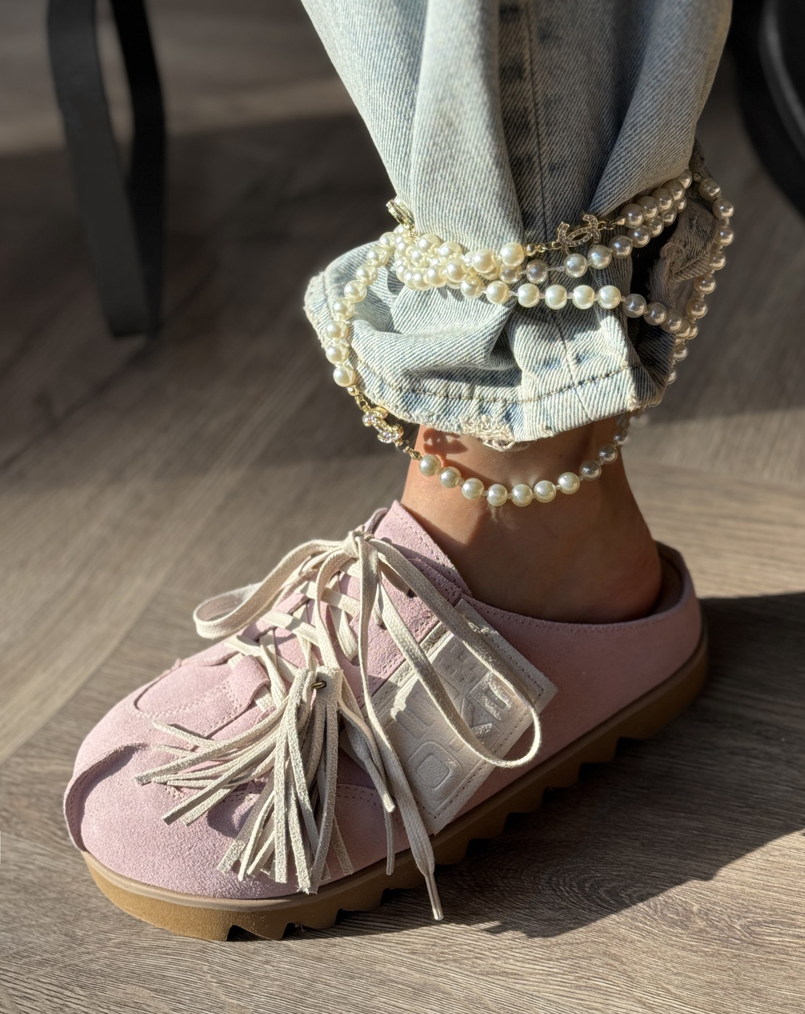 Skórzane sneakersy klapki z ozdobą 26-8 róż