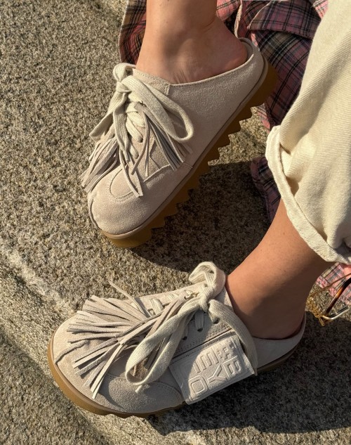 Skórzane sneakersy klapki z ozdobą 26-8 beż