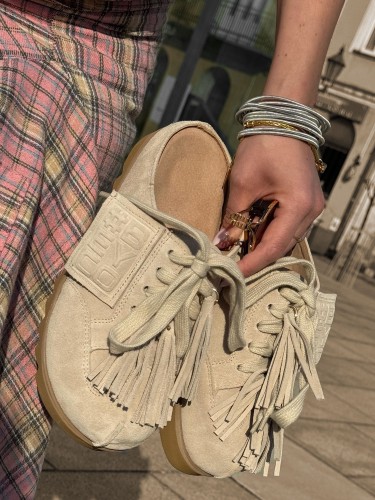 Skórzane sneakersy klapki z ozdobą 26-8 beż