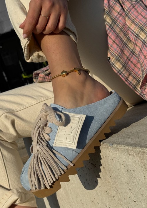 Skórzane sneakersy klapki z ozdobą 26-8 błękit