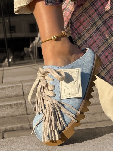 Skórzane sneakersy klapki z ozdobą 26-8 błękit