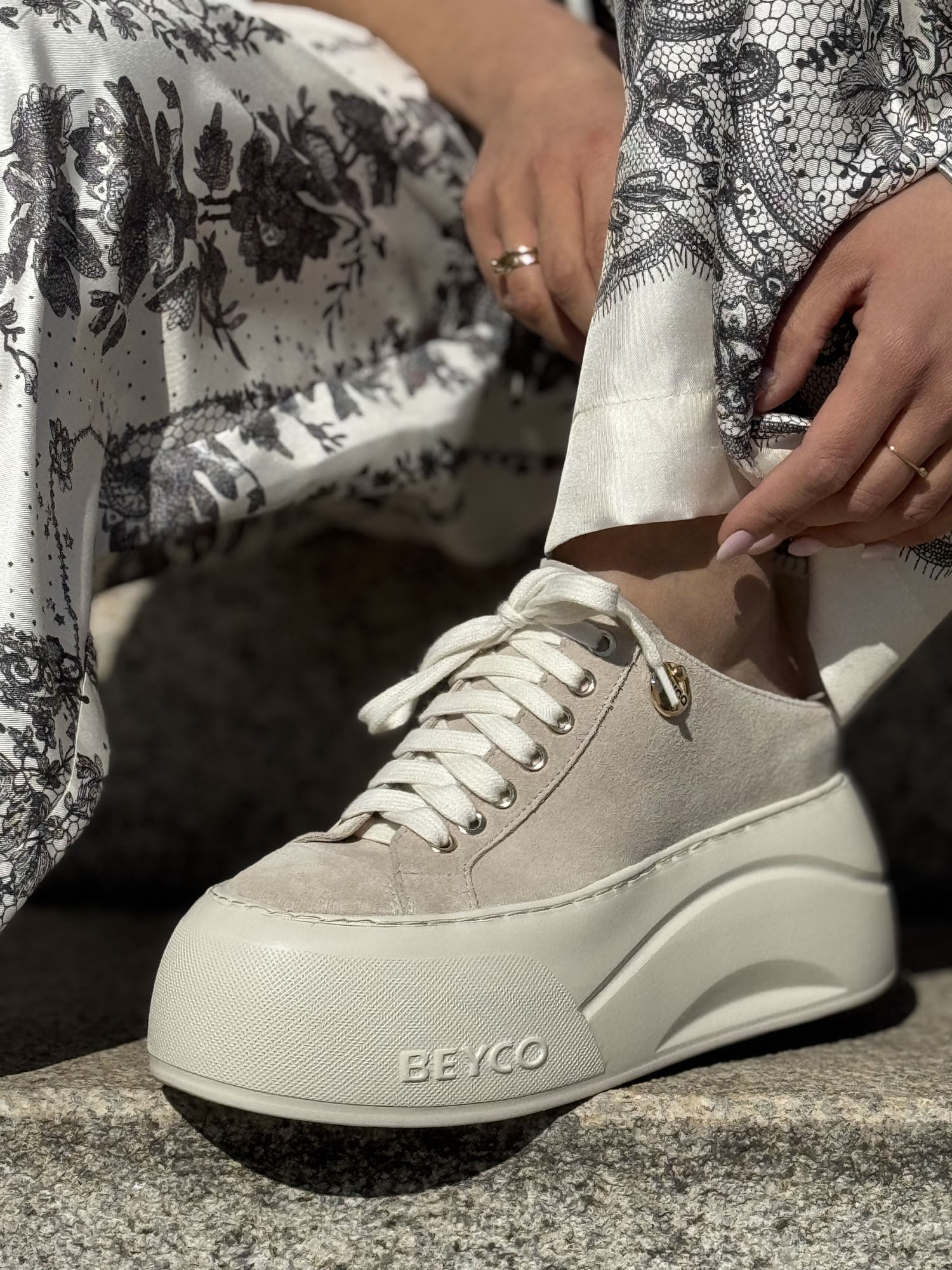 Skórzane sneakersy klapki na klinie 26-9 beż