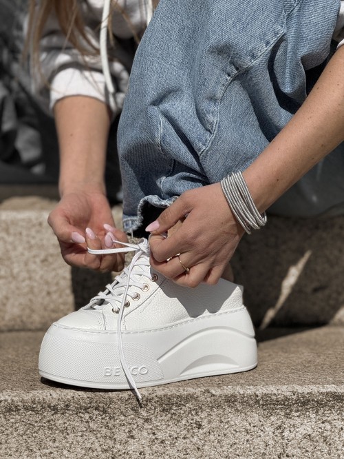 Skórzane sneakersy klapki na klinie 26-9 białe