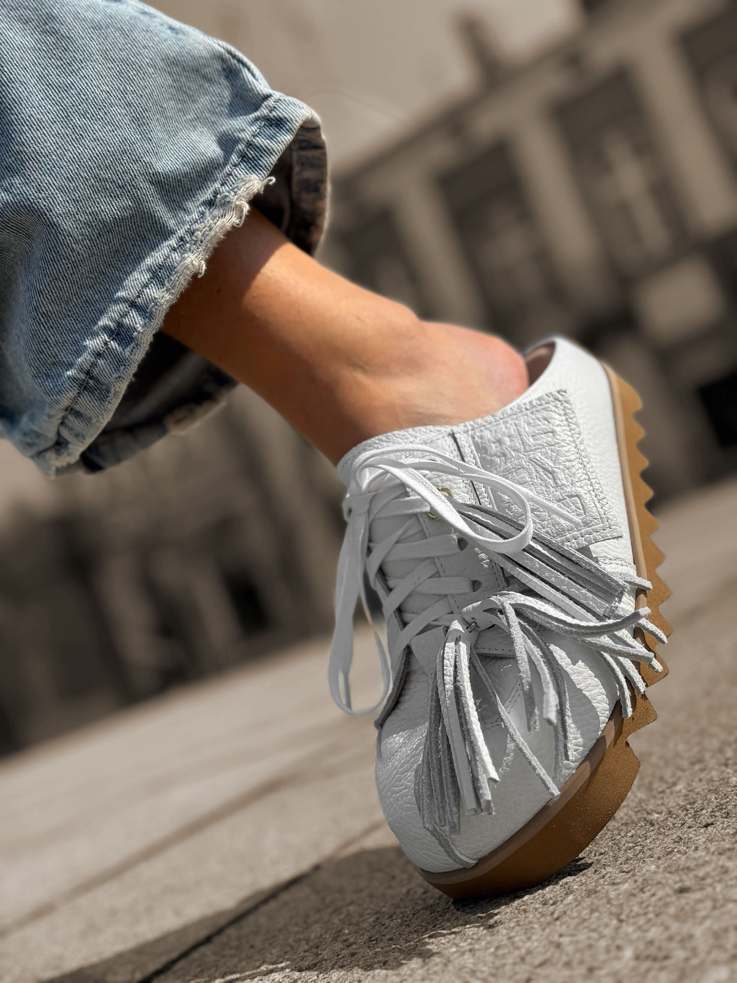 Skórzane sneakersy klapki z ozdobą 26-8 białe