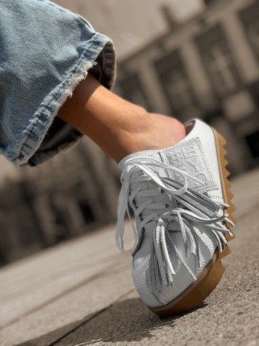 Skórzane sneakersy klapki z ozdobą 26-8 białe