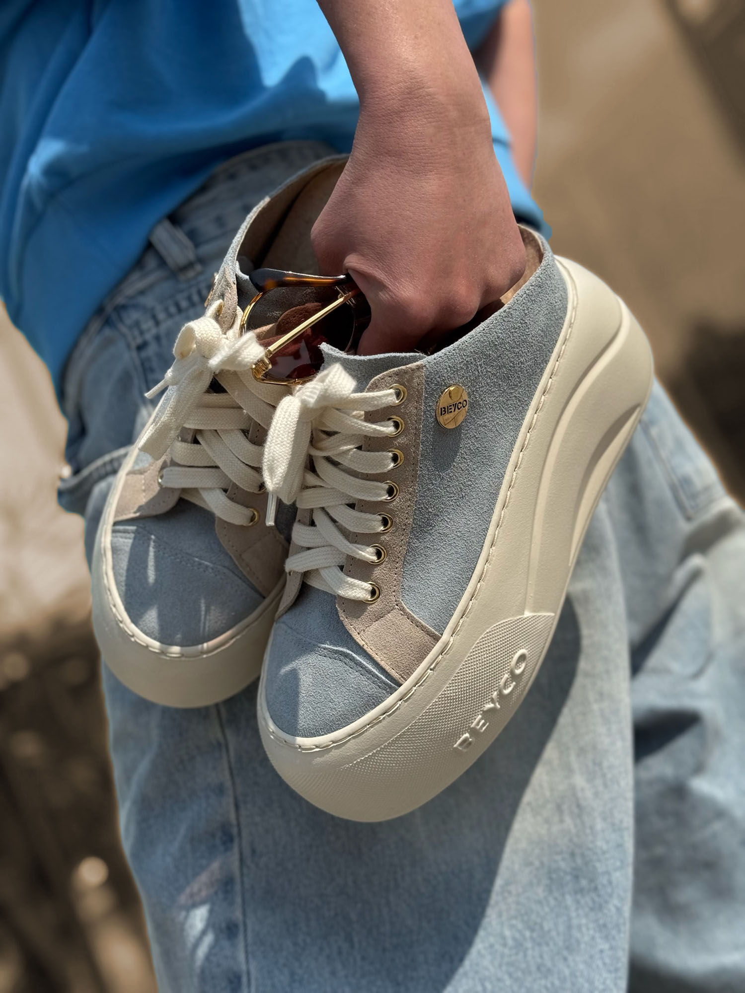 Skórzane sneakersy klapki na klinie 26-9 niebieski