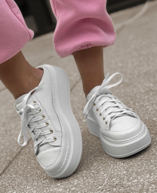 Skórzane sneakersy klapki 26-10 białe