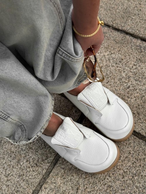 Skórzane sneakersy klapki białe 26-11