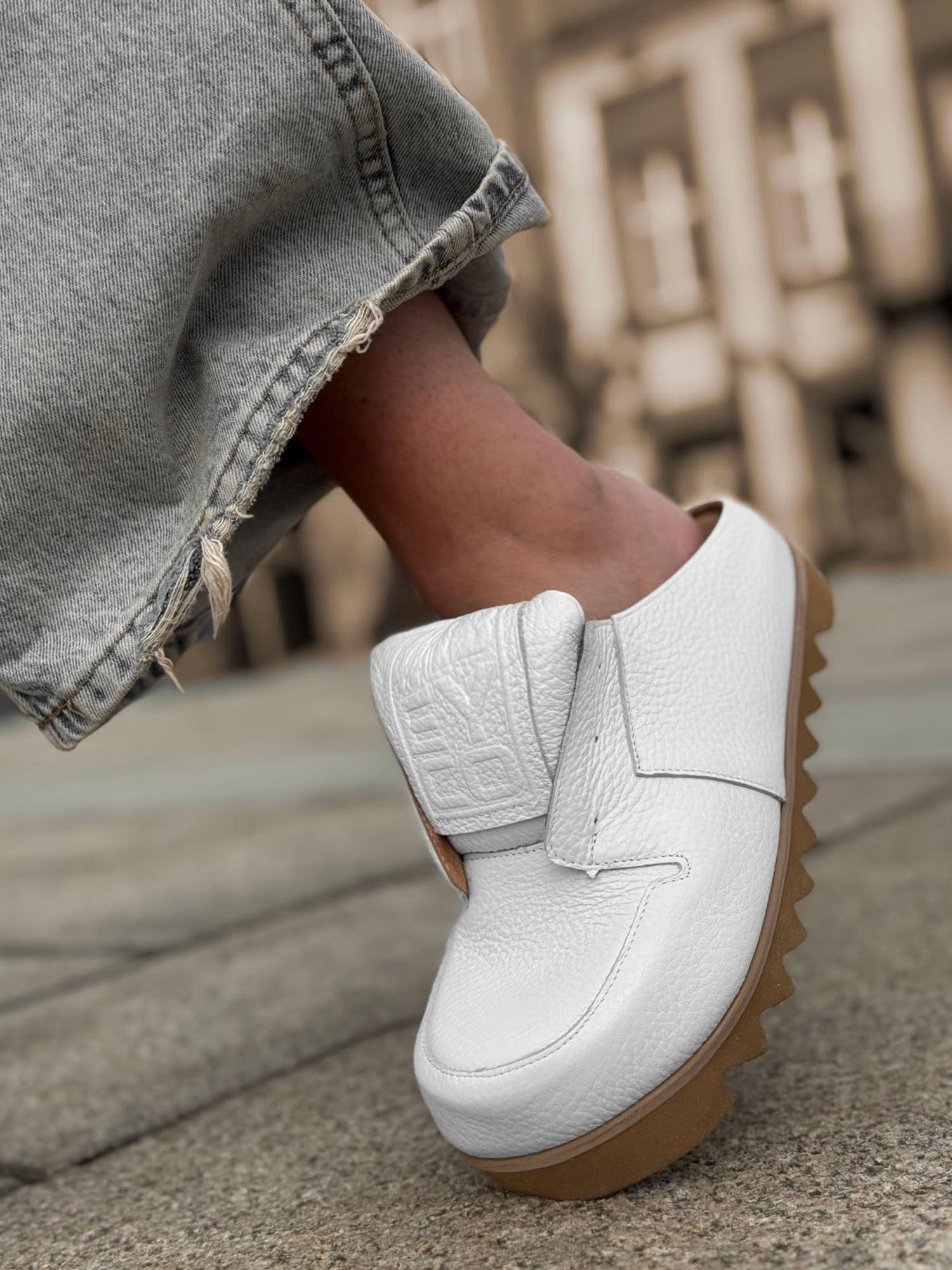 Skórzane sneakersy klapki białe 26-11