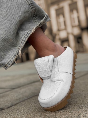 Skórzane sneakersy klapki białe 26-11