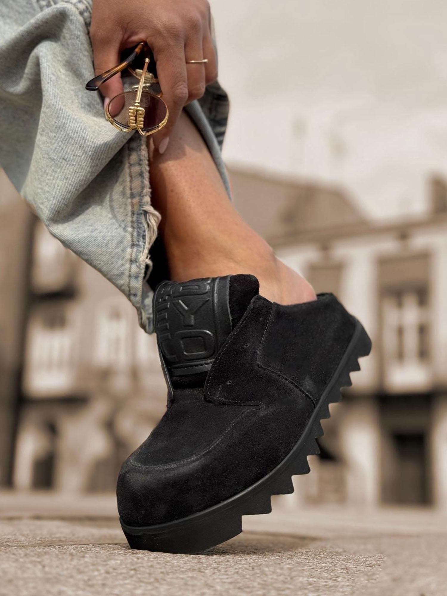 Skórzane sneakersy klapki czarne 26-11