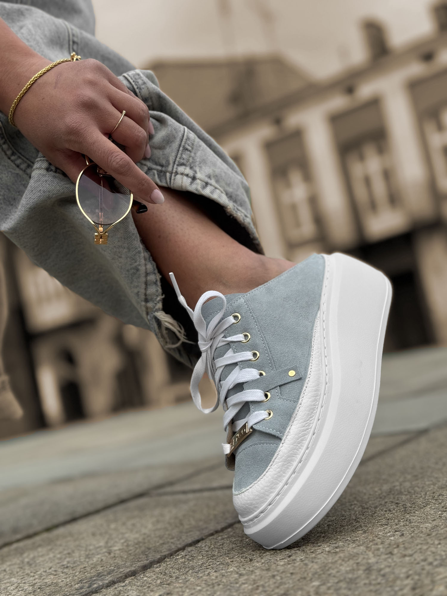 Skórzane sneakersy klapki 26-10 niebieski