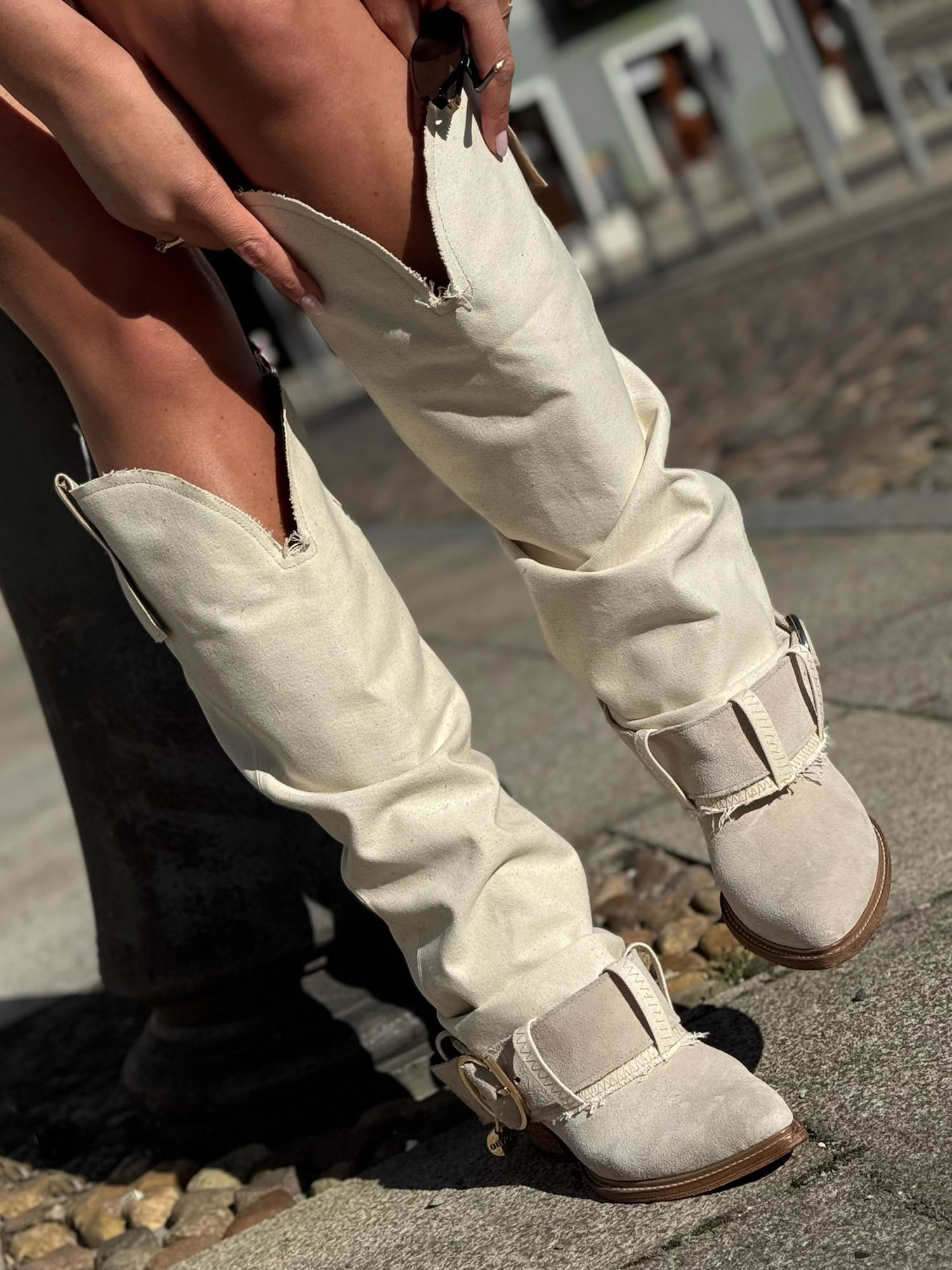 Skórzane kozaki na niskim obcasie grado beż len/ welur Beyco  