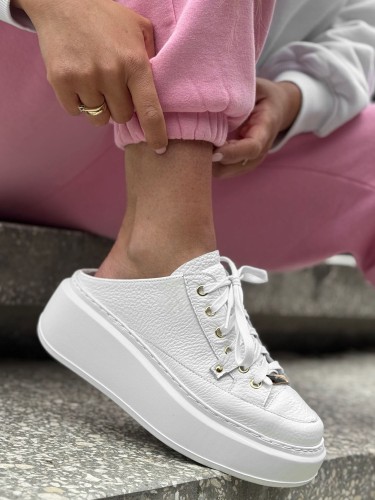 Skórzane sneakersy klapki 26-10 białe