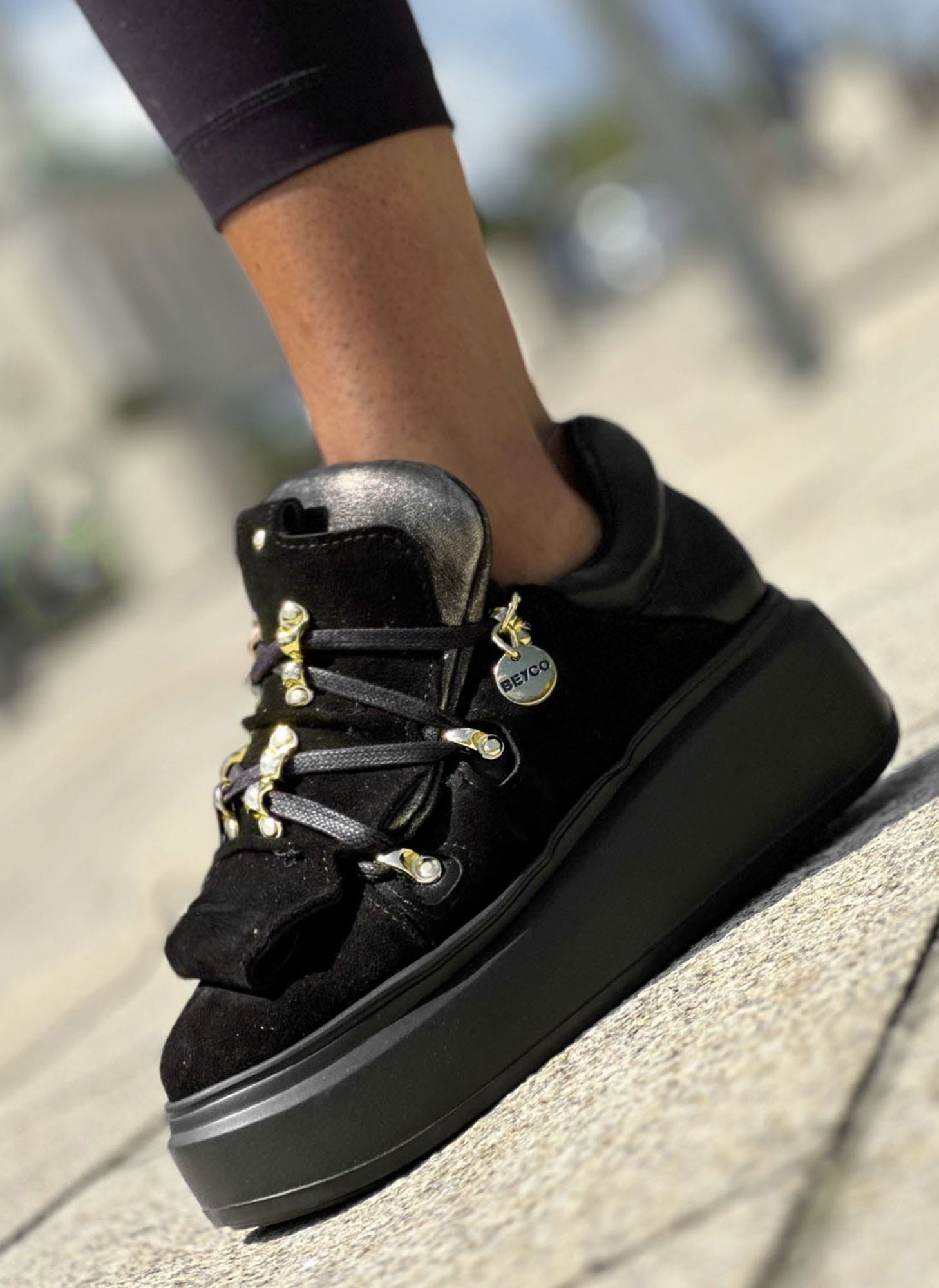 Skórzane sneakersy na grubej podeszwie sn20 czarny zamsz Beyco